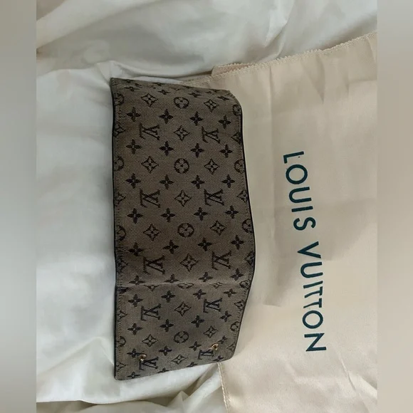 Gray Louis Vuitton Wallet - Picture 3 of 6